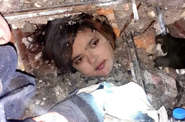 Enkazdan dram çıktı! 'Yastık sandık annesiymiş