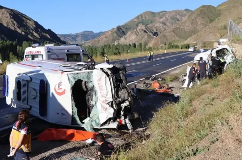 Erzurum’da Ambulans ve ticari aracın karıştığı feci kaza: 4 ölü,1 yaralı!