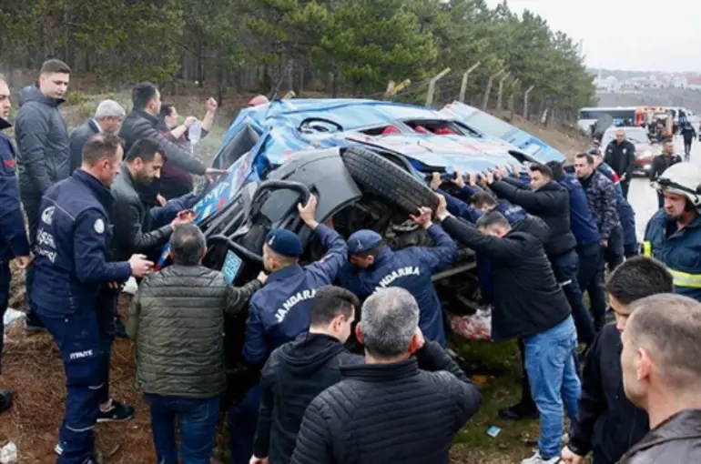 Eskişehir'de meydana gelen trafik kazasında 12'si asker 14 kişi yaralandı