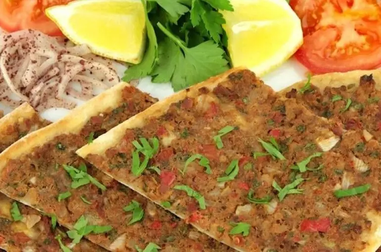 Etli ekmek tarifi ve kalorisi | Konya’nın meşhur etli ekmeği nasıl yapılır?