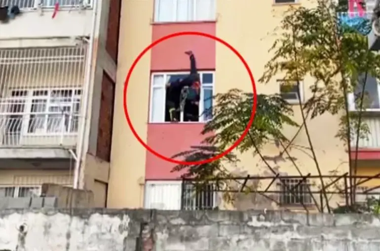 Hatay’da anahtarını evde unuttu, çatıdan halatla sarkıp metrelerce yüksekte asılı kaldı