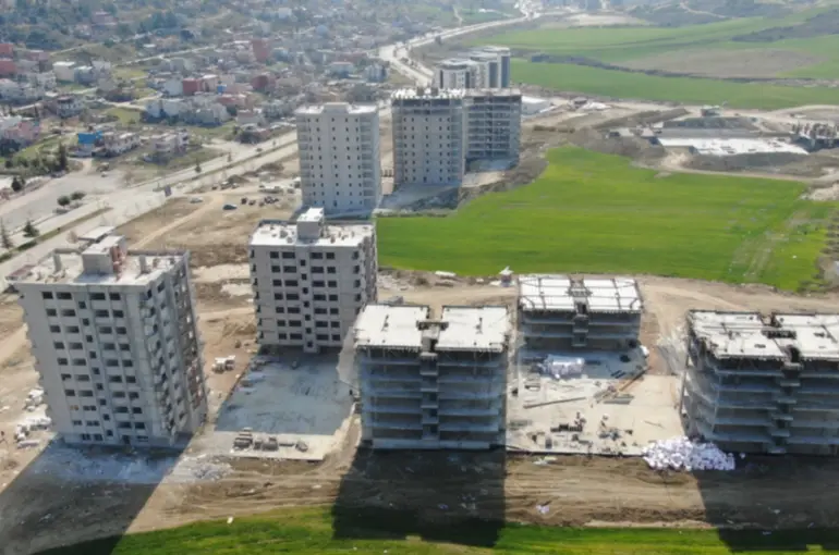 İnşaatta kalitesiz malzeme kullanan yandı