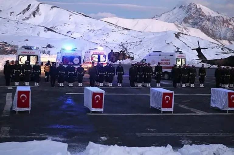 Irak'ın kuzeyinde şehit olan kahraman askerlerimiz için Hakkari'de tören düzenlendi