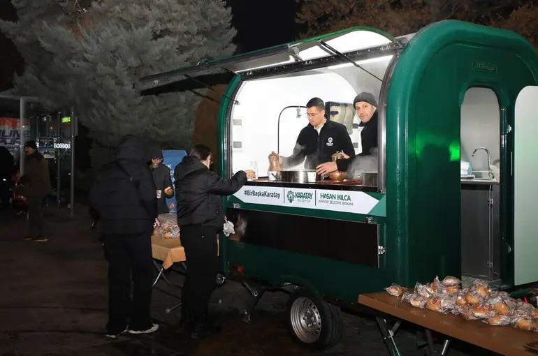 KARATAY BELEDİYESİ VATANDAŞA ÇORBA İKRAM EDİYOR