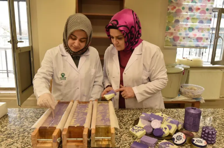 Karataylı Kadınlar Lavanta Sabunu Ve Mum Üretiyor