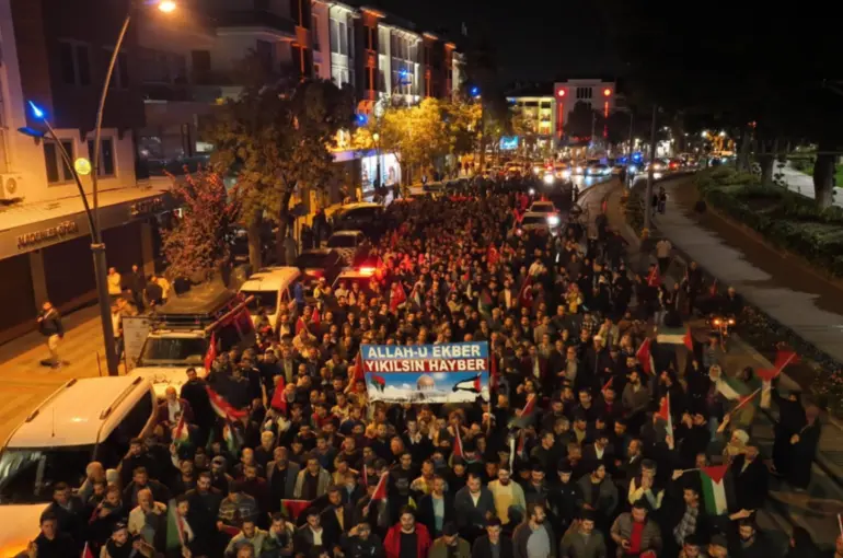 Katil İsrail'i lanetlemek için 10 binlerce Konyalı meydanlara indi
