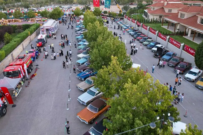 Klasik Otomobiller Meram’da Nostalji Rüzgârı Estirdi