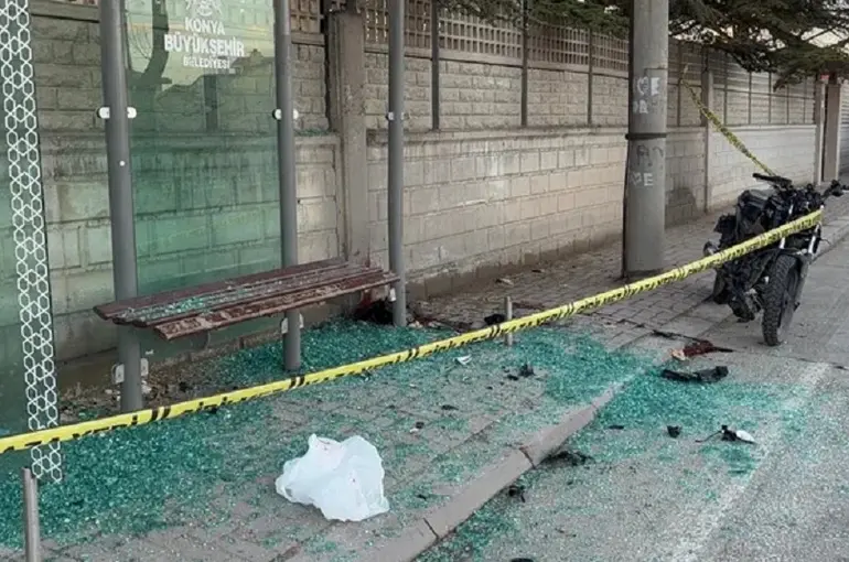 Kontrolden Çıkan Motosiklet Otobüs Durağına Çarptı: 17 Yaşındaki Genç Hayatını Kaybetti