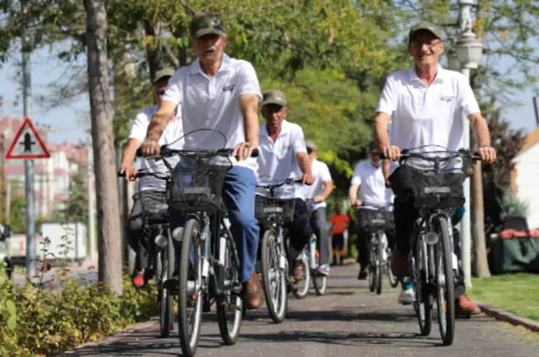 Konya Büyükşehir Huzurevinde Kalan Büyüklerimiz İçin Bisiklet Etkinliği Düzenledi