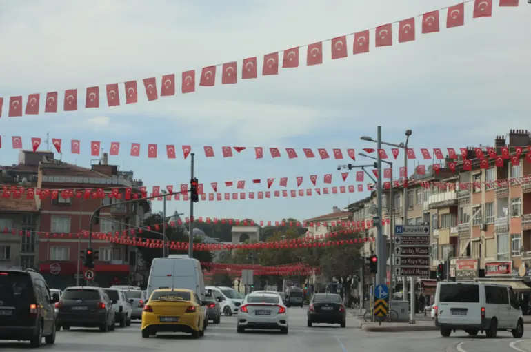 Konya Büyükşehir Konya’nın Caddelerini Şanlı Bayrağımızla Donattı