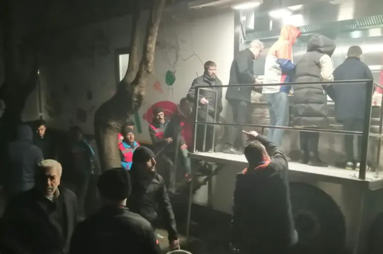 Konya Büyükşehir'den depremzedelere yemek ikramı