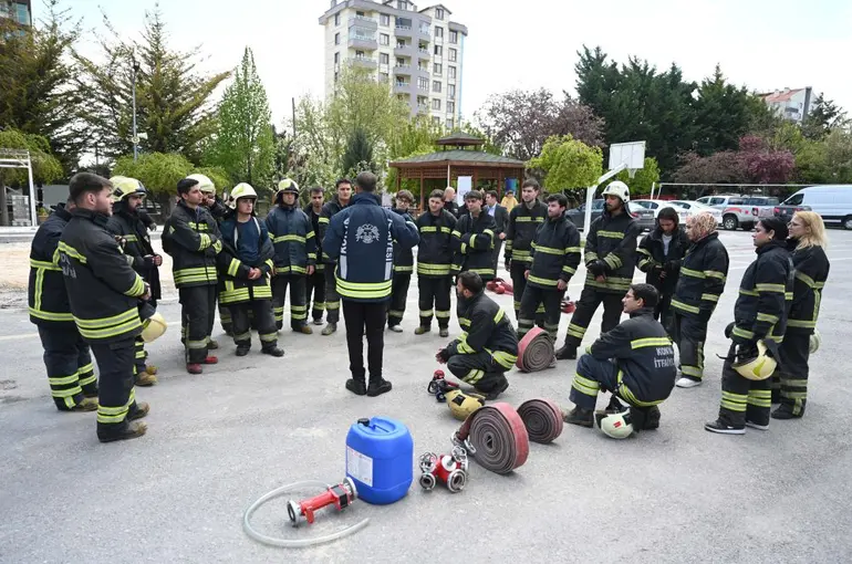 Konya Büyükşehir’den Gençlere Uygulamalı İtfaiyecilik Eğitimi