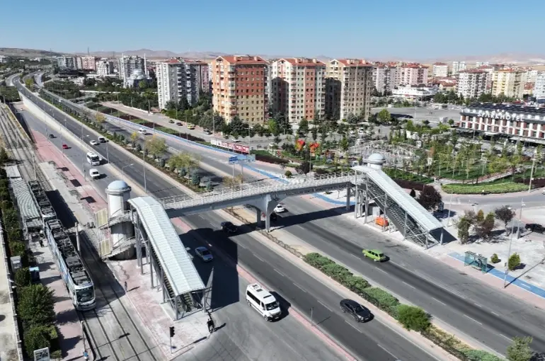 Konya Büyükşehirden, Üniversite Öğrencileri için Yaya Üst Geçidine Yürüyen Merdiven 