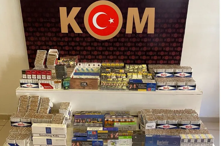 Konya Emniyeti Kaçakçılara Göz Açtırmıyor! Binlerce Tütün Mamulü, Ruhsatsız Silah Ele Geçirildi!