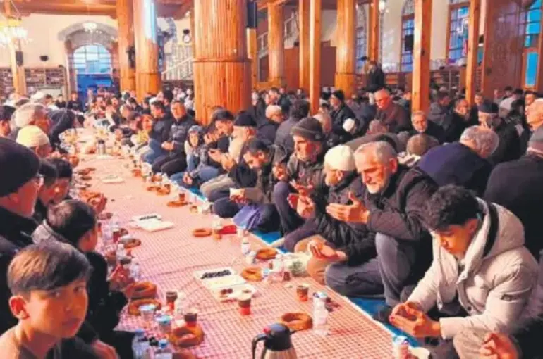 Konya Kapu Camii’nde “Medine Usulü” İftar Geleneği!