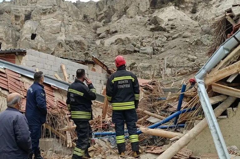 Konya Selçuklu ‘da Kaya Düşmesi: 1 Ahır Çöktü, Hayvanlar Mahsur Kaldı!