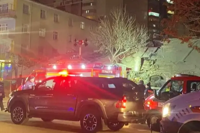 Konya Selçuklu'da 4 katlı bina çöktü!