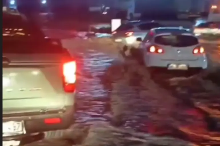 Konya Sel’e Teslim Oldu! Araçlar Yolda Mahsur Kaldı!