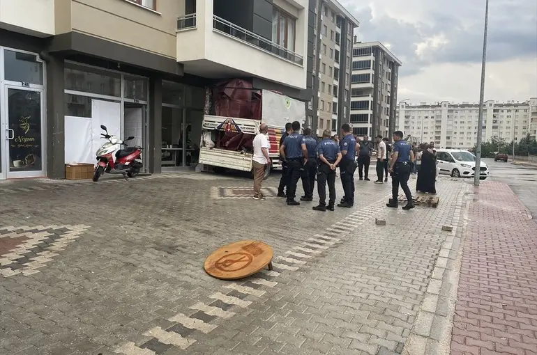 Konya’da bir kişi, ziyarete gittiği iş yerinde başından vuruldu