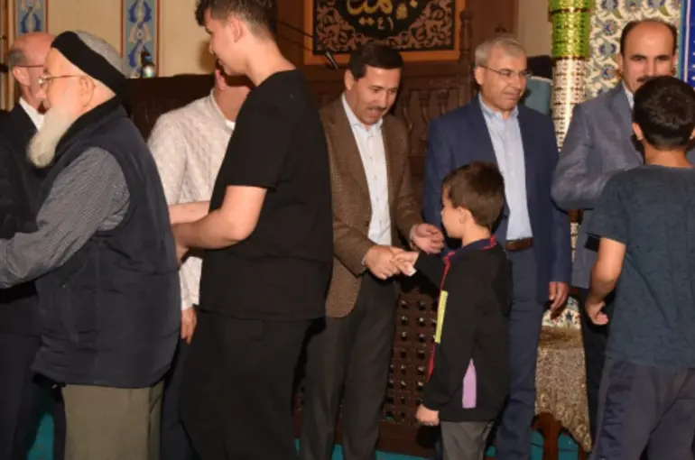 Konya'da camiler bayram namazına gelen müminlerle doldu