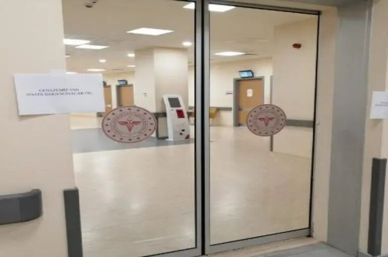 Konya’da doktorun öldürüldüğü kliniğine “Cenazemiz var” yazısı asıldı