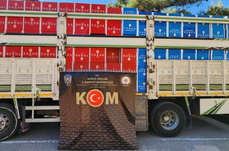 Konya'da emniyet ekiplerinin durdurduğu kamyonda milyonlarca makaron ele geçirildi