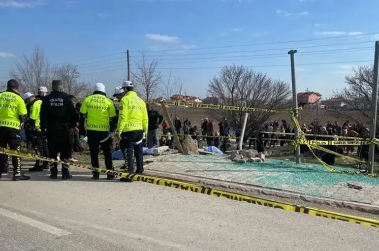 Konya'da feci kaza! Otomobil durağa daldı: 4 ölü, 5 yaralı!