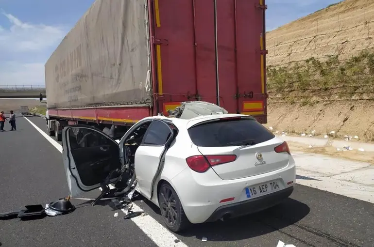 Konya’da feci kaza! Otomobil, TIR’ın dorsesine saplandı