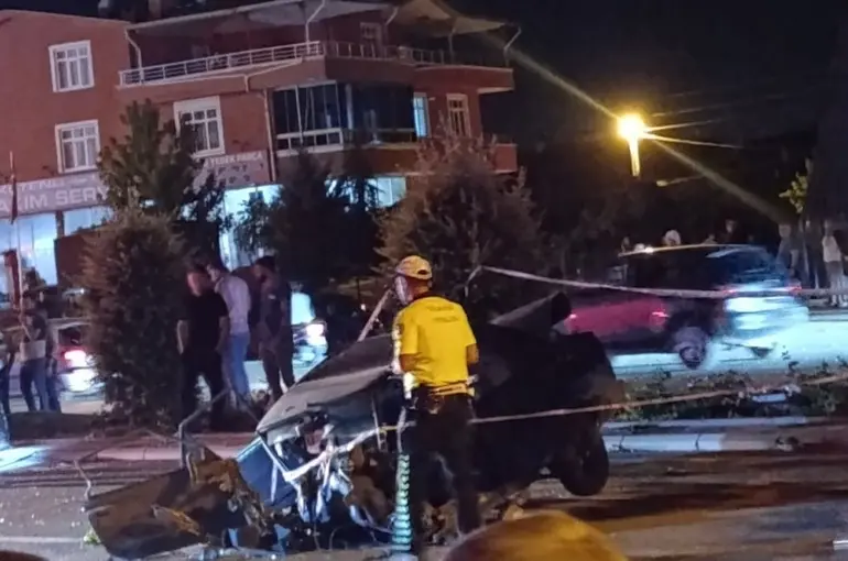 Konya’da Gece Yarısı Dehşeti: Otomobil İkiye Bölündü, 3 Ağır Yaralı