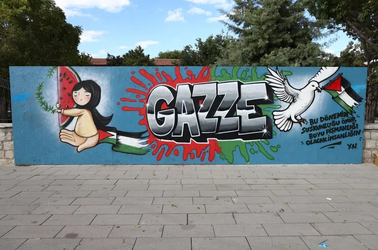 Konya'da gönüllü grafiti sanatçıları “Gazze” için çizdi!