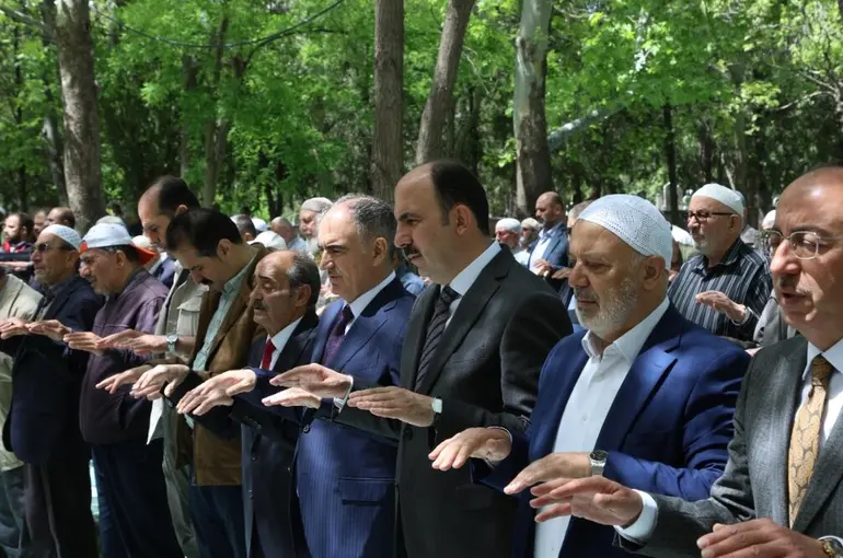 Konya'da Namazgâh’ta Eller Yağmur İçin Semaya Kalktı