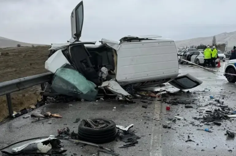 Konya'da Otomobil Karşı Şeride Geçti! Feci Kazada 2 kişi Hayatını Kaybetti!