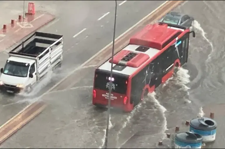 Konya’da Sağanak Alarmı: Yollar Göle Döndü, Araçlar Suda Mahsur Kaldı