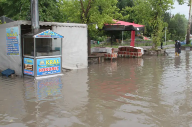 Konya'da sağanak yağış caddeleri göle çevirdi