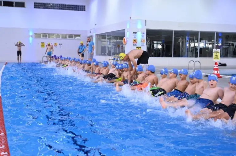 Konya'da Sağlıklı Bir Nesil İçin Öğrenciler Yüzme Öğreniyor!