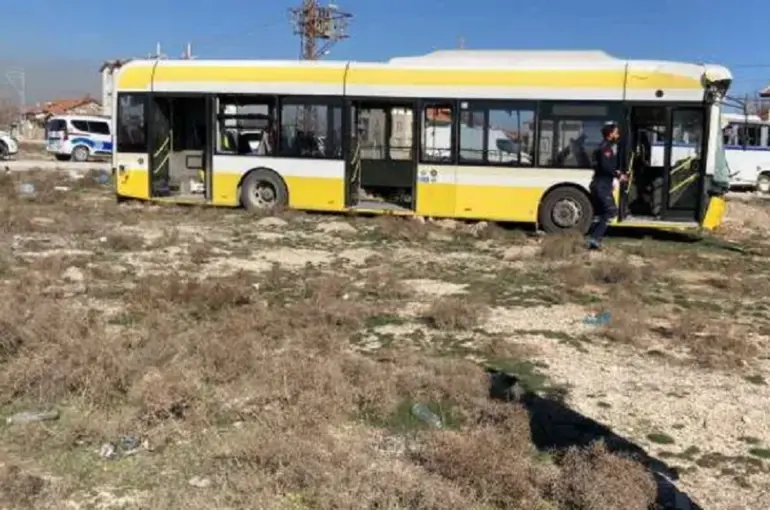 Konya’da Servis ve Belediye Otobüsü Çarpıştı: 17 Kişi Yaralandı!