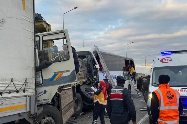 Konya’da Yolcu Otobüsü Kazası! Valilik açıkladı: 3 Ölü, 33 Yaralı!