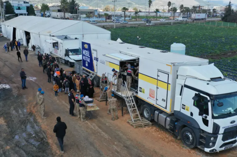 Konya’nın Mobil Yemek ve Ekmek Araçları Hatay’da Depremzedelerin İçini Isıtıyor