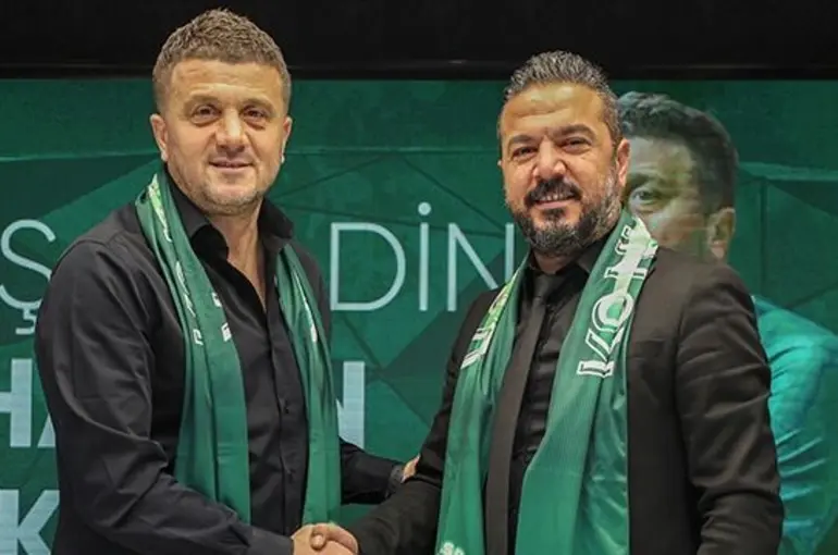 Konyaspor Hakan Keleş'e resmi imza töreni düzenledi