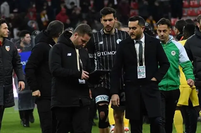 Konyaspor-Kayserispor Maçında Flaş Hakem Tepkisi! Sahaya Tabletle Girdi!
