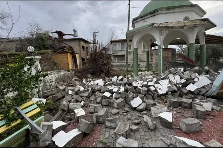Manavgat’ta Hortum Üç Mahallede Büyük Yıkıma Yol Açtı!