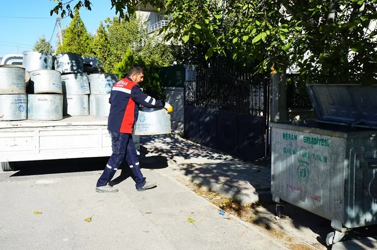 Meram'a 4 bin kül kovası yerleştirildi!