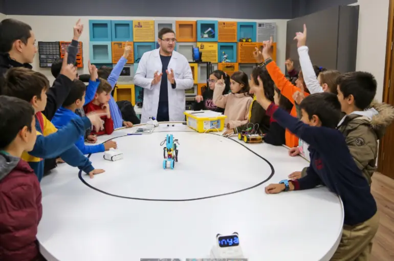 MERAM’DA GENÇLERE MEGA EĞİTİMLERLE YENİ UFUKLAR AÇILIYOR