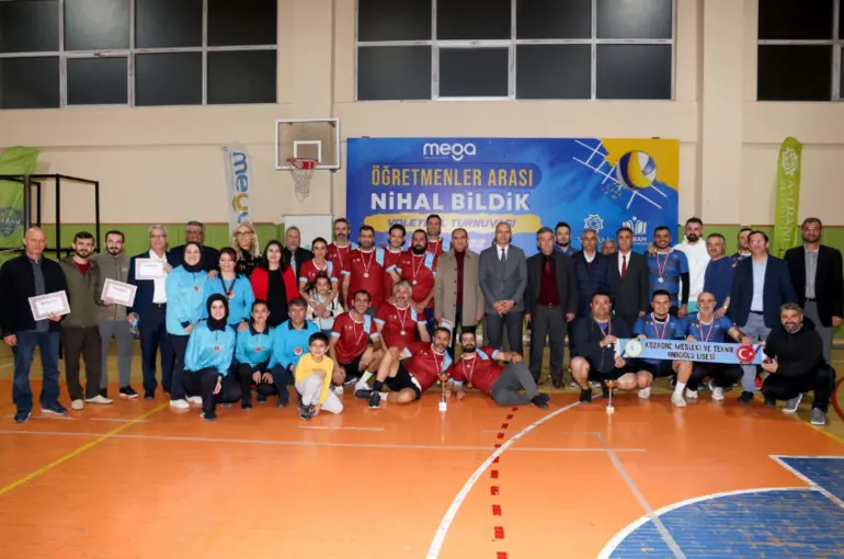 MERAM’DA ÖĞRETMENLER, VOLEYBOL TURNUVASINDA TER DÖKTÜ