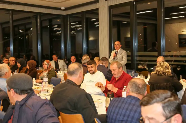 Meram’da Ramazan Buluşması! Başkan Kavuş Muhtarlarla Aynı Sofrada!