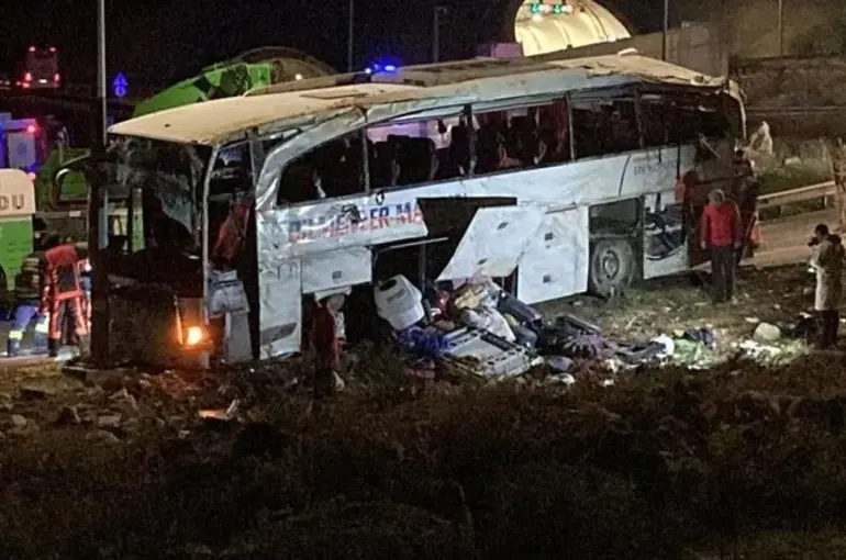 Mersin’de Katliam gibi kaza! Yolcu otobüsü devrildi: Çok sayıda ölü ve yaralı var