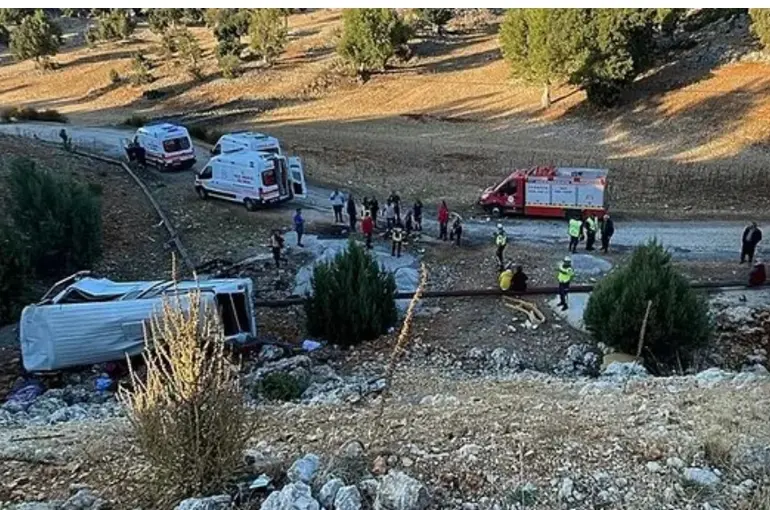 Mersin’de korkunç kaza! Minibüs şarampole yuvarlandı: 5 ölü, 10’dan fazla yaralı