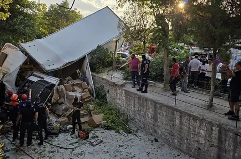 Nevşehirde Freni patlayan kamyon 10 aracı biçti, kanala düştü: 6 yaralı!