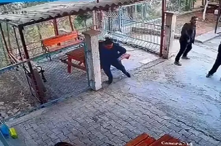 Okul Bahçesinde Silahlı Saldırı: Müdür Ağır Yaralı, Öğrenci Ve Babası Tutuklandı