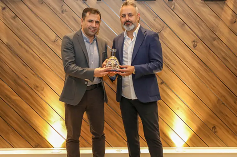 Ömer Korkmaz Konyaspor'da başkanlığı Fatih Özgökçen'den devraldı